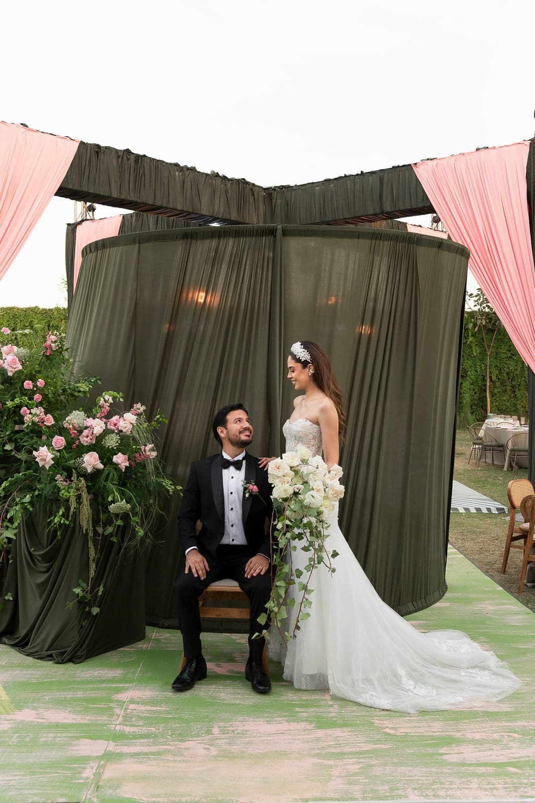 Ceremonia con drapeado y flores
