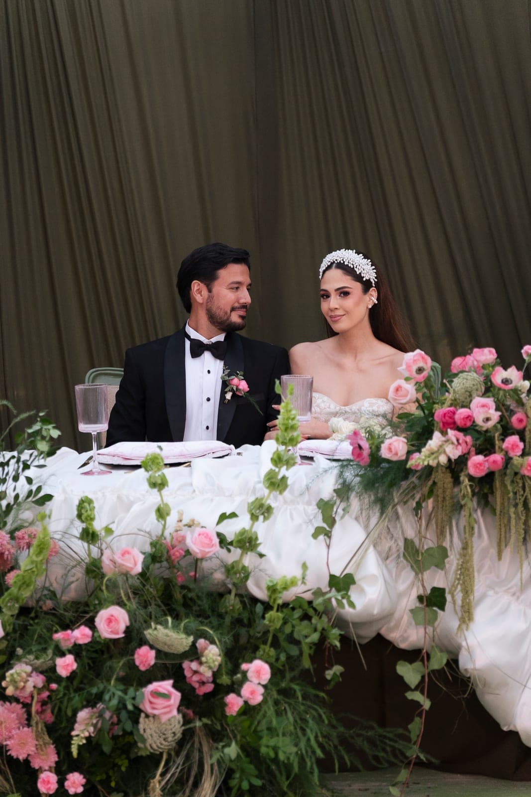 Mesa de novios con guirnalda floral