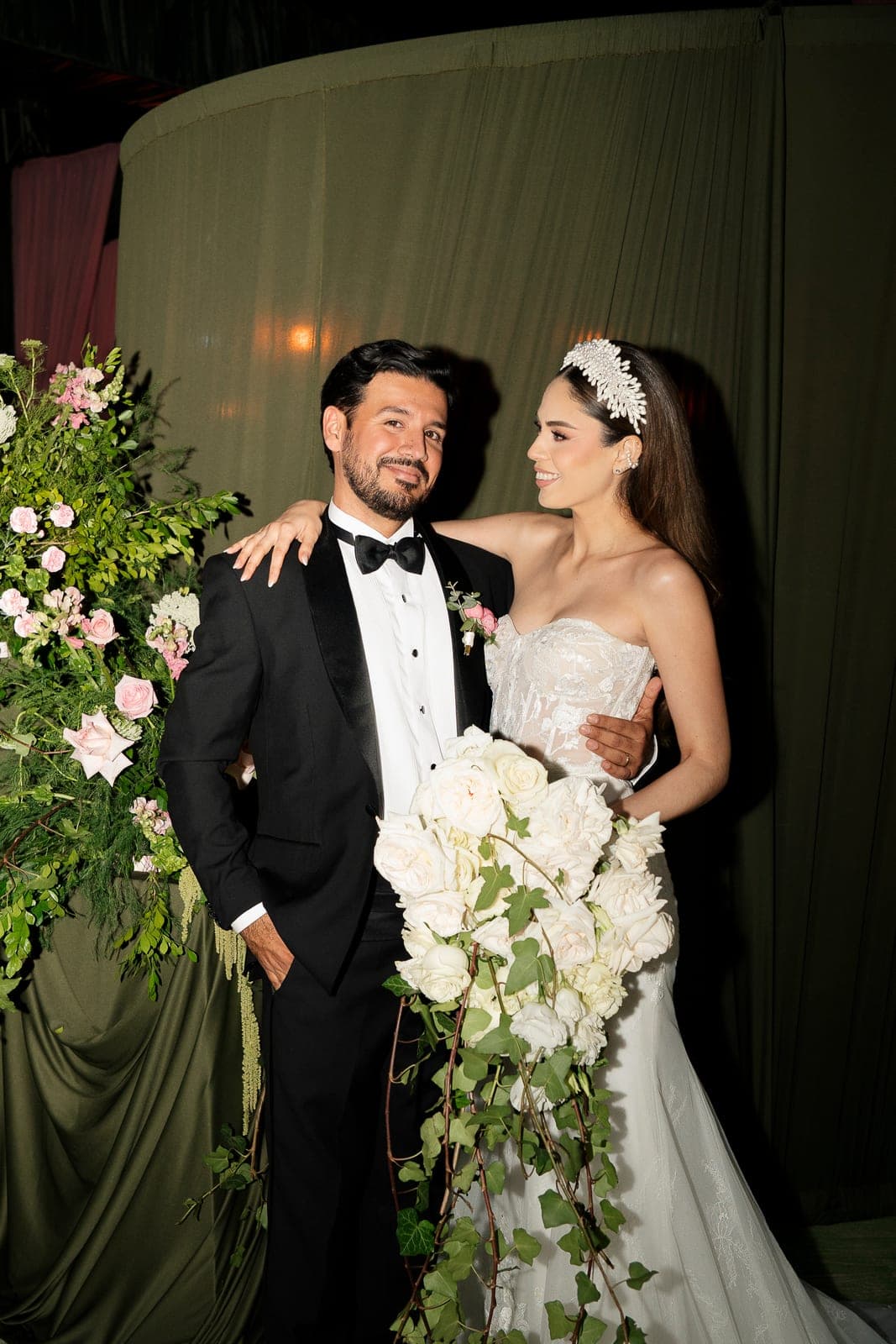 Novios con ramo de rosas blancas